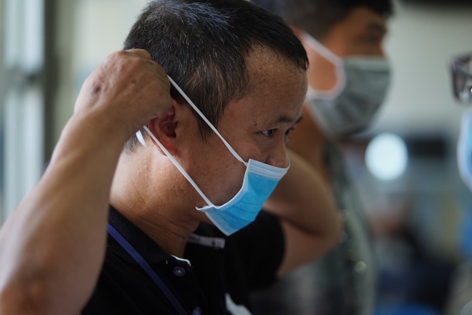 UBND quận đo thân nhiệt, phát khẩu trang cho từng người dân - 9 UBND quận đo thân nhiệt, phát khẩu trang cho từng người dân - 9