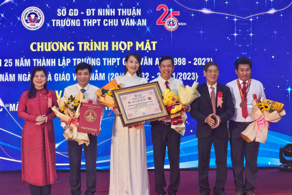 Trường THPT Chu Văn An, Ninh Thuận nhận Kỷ lục MV có nhiều thế hệ thể hiện - 1 Trường THPT Chu Văn An, Ninh Thuận nhận Kỷ lục MV có nhiều thế hệ thể hiện - 1
