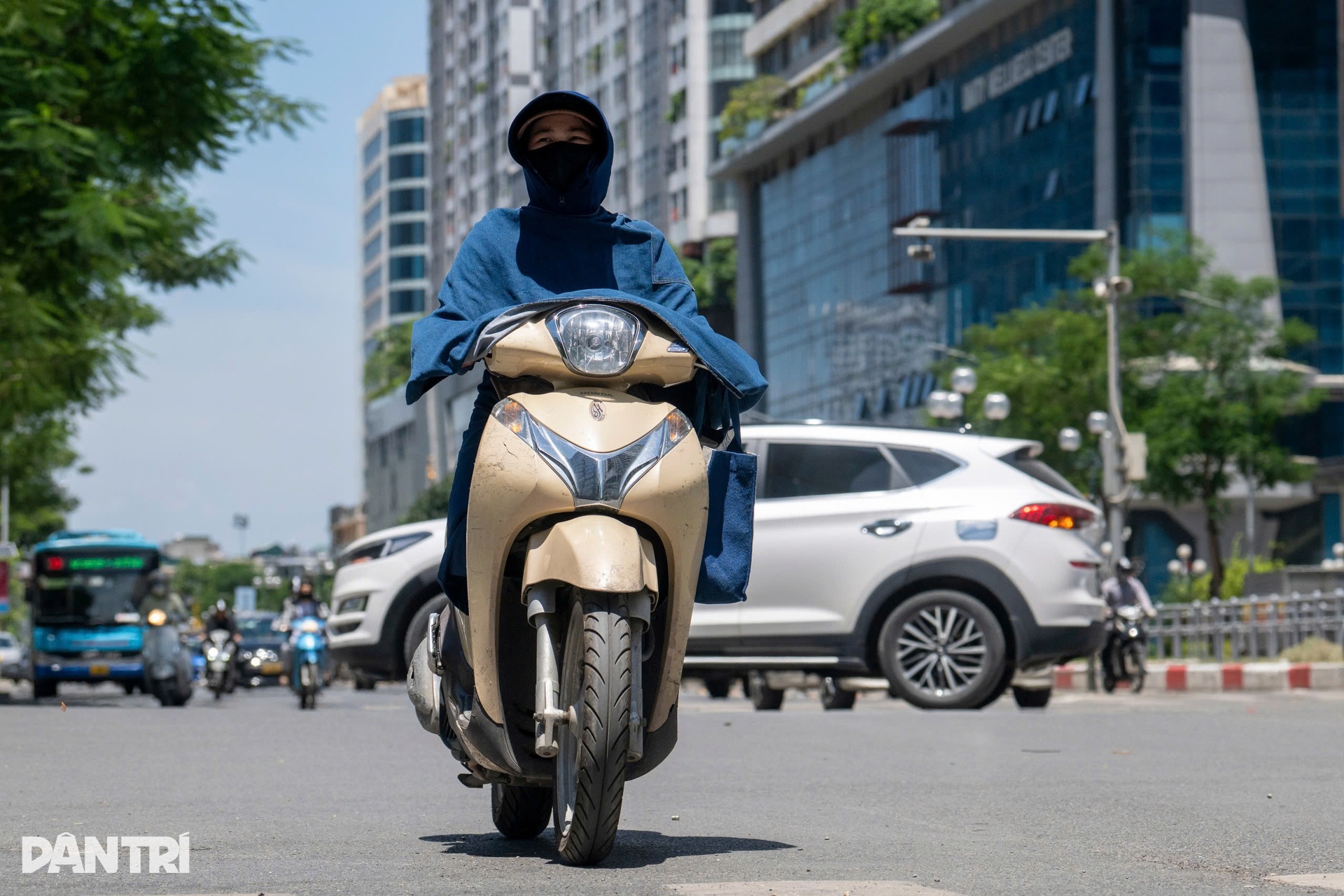 Hà Nội nắng đỉnh điểm 40 độ C và muôn cách chống nóng của người dân - 5 Hà Nội nắng đỉnh điểm 40 độ C và muôn cách chống nóng của người dân - 5