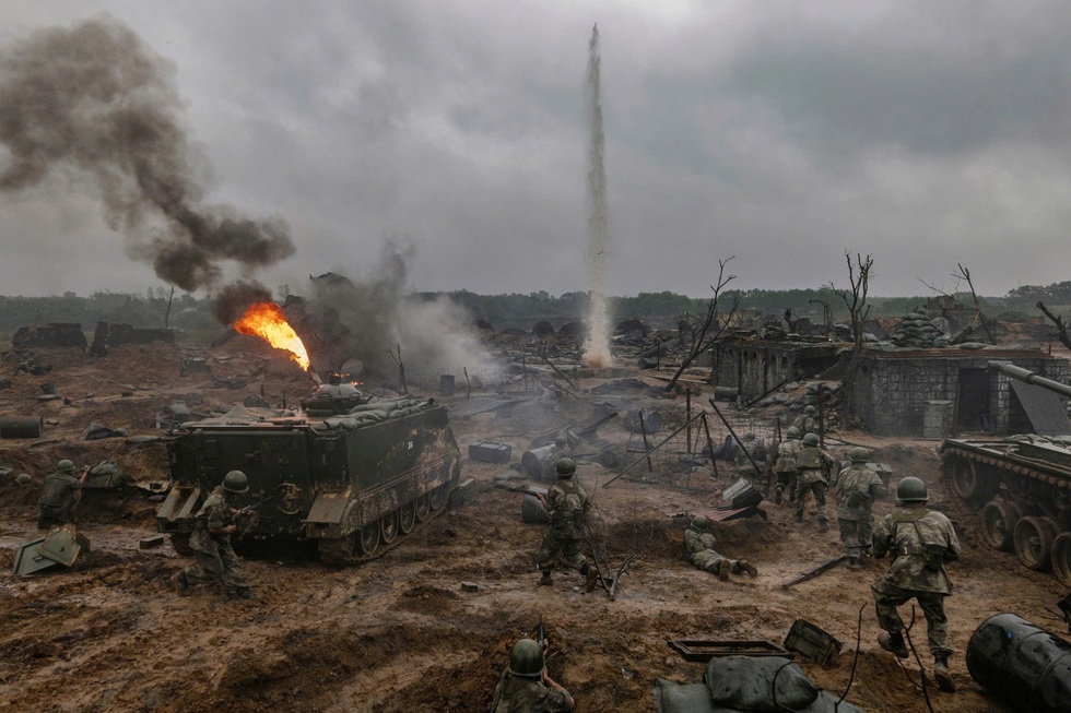 Tiết lộ về dàn vũ khí, khí tài đồ sộ trong phim "Mưa đỏ"