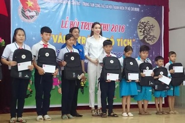 Ca sĩ Hồ Ngọc Hà trao quà trung thu cho 200 thiếu nhi ở Cần Thơ