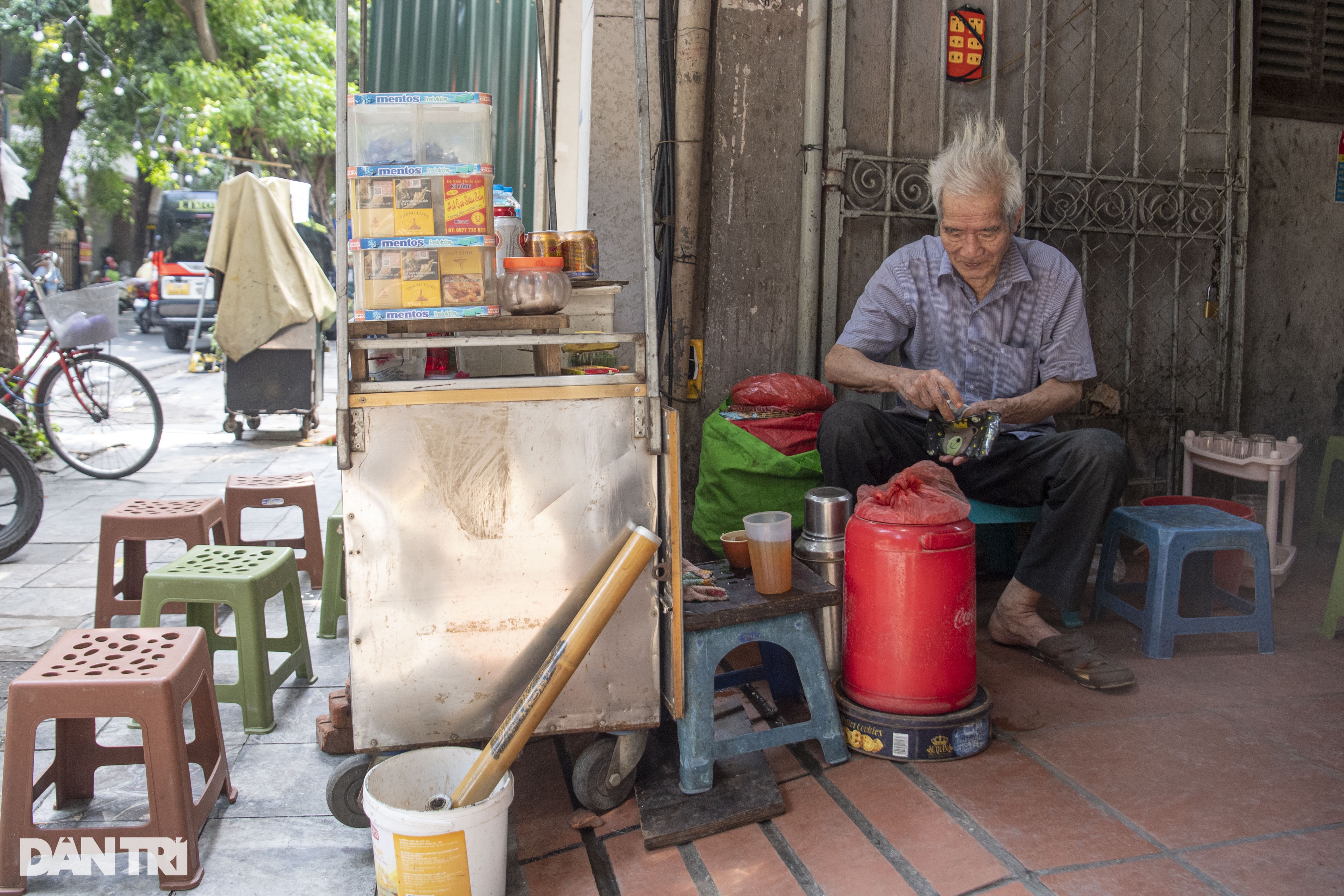 Cụ bà 102 tuổi ngày đêm bán hàng mưu sinh ở phố cổ Hà Nội - 9