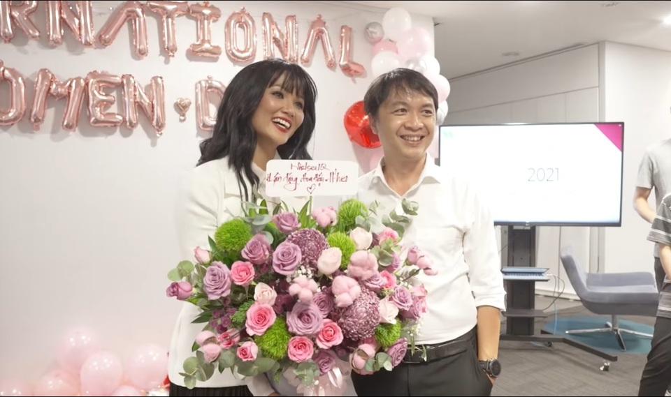 HHen Niê hội ngộ chủ nhà cô từng làm giúp việc - 2 HHen Niê hội ngộ chủ nhà cô từng làm giúp việc - 2