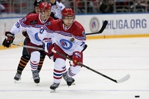 Tổng thống Nga Putin trổ tài chơi khúc côn cầu trên băng