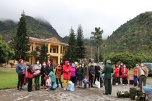 Lào Cai: Tiếp nhận 96 người Việt do Trung Quốc trả về nước