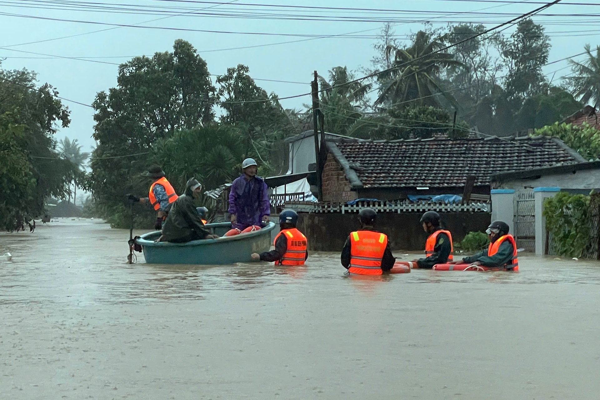 Lũ dâng ngang mái nhà, Phó Thủ tướng trực tiếp chỉ đạo cứu dân - 4 Lũ dâng ngang mái nhà, Phó Thủ tướng trực tiếp chỉ đạo cứu dân - 4