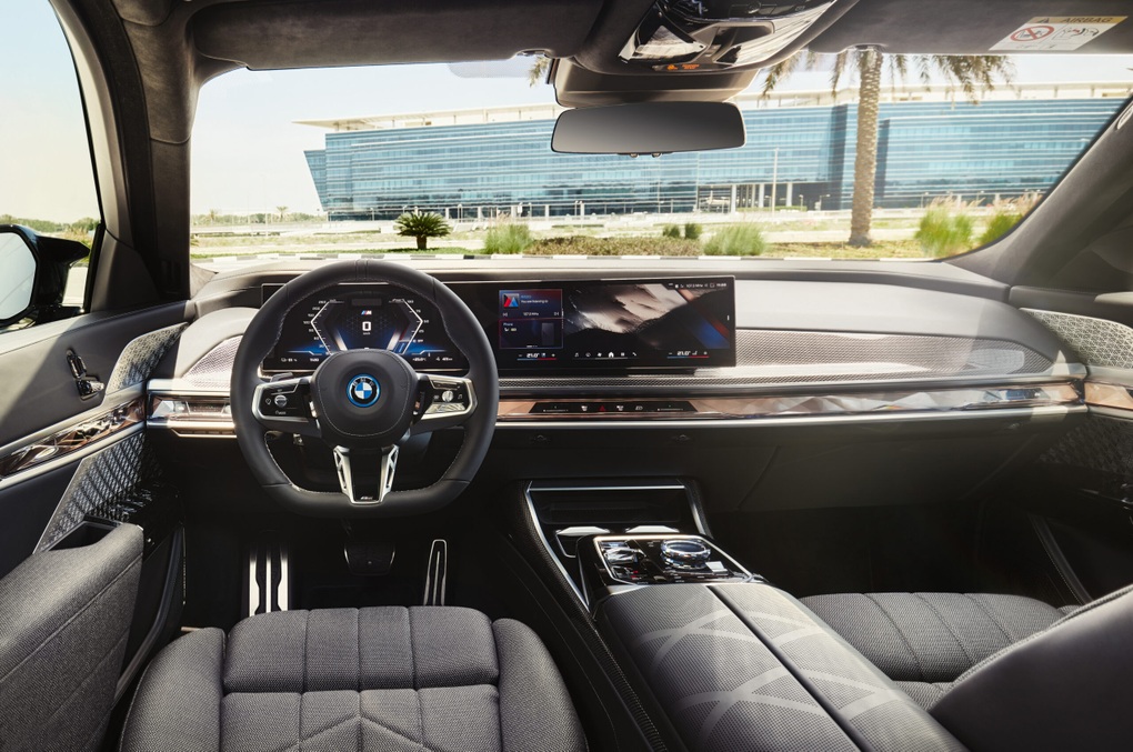 Xe điện BMW i7 M70 xDrive chào sân, sở hữu công suất 650 mã lực - 2 Xe điện BMW i7 M70 xDrive chào sân, sở hữu công suất 650 mã lực - 2