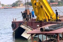 Xe tải trôi xuống sông khi chờ phà, phụ xe tử vong