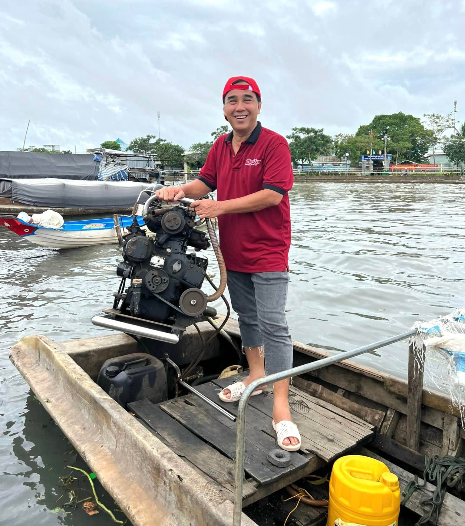Quyền Linh: Từ MC quốc dân đi dép tổ ong đến lùm xùm quảng cáo - 4 Quyền Linh: Từ MC quốc dân đi dép tổ ong đến lùm xùm quảng cáo - 4
