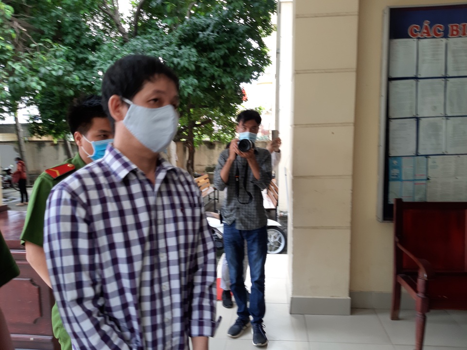 Nước mắt trong phiên tòa xử cha dượng bạo hành - 2