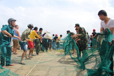 Hàng chục chiến sĩ giúp dân kéo lưới giải cứu tàu cá mắc cạn