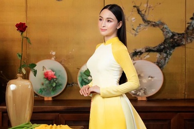 Phương Nga dịu dàng với áo dài