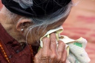 Đau lòng mẹ già 80 tuổi hàng tháng “luân phiên” ở trọ nhà các con trai