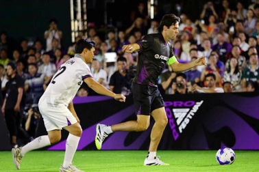 Hai cựu ngôi sao bóng đá Kaka và Figo chơi bóng tại TPHCM