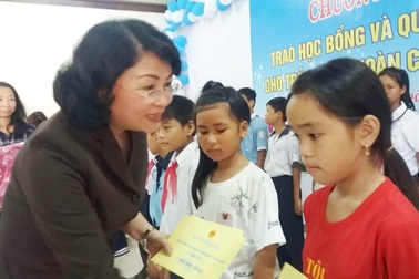 Phó Chủ tịch nước tặng quà Trung thu cho trẻ em khó khăn tại Huế