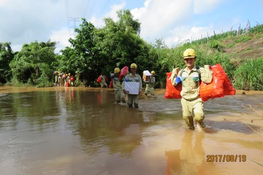 Chi đoàn Truyền tải điện Đắk Lắk trao quà ủng hộ cho học sinh và hộ dân có hoàn cảnh khó khăn