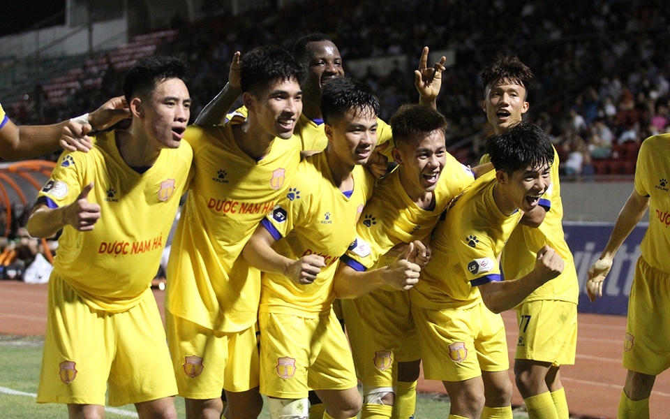 Cựu tuyển thủ Nhật Bản mờ nhạt, Sài Gòn FC thua đậm CLB Nam Định - 9 Cựu tuyển thủ Nhật Bản mờ nhạt, Sài Gòn FC thua đậm CLB Nam Định - 9