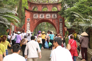 Hàng triệu lượt người đổ về Đền Hùng trước ngày chính giỗ