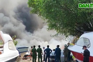 Cháy nhiều cano ven sông Sài Gòn