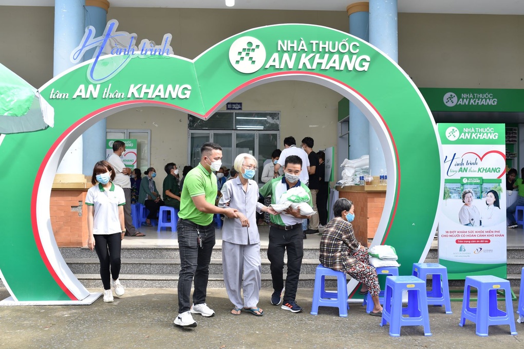 Biên Hòa: Ấm lòng 500 bà con nghèo đi khám bệnh miễn phí, nhận thuốc 0 đồng - 1 Biên Hòa: Ấm lòng 500 bà con nghèo đi khám bệnh miễn phí, nhận thuốc 0 đồng - 1