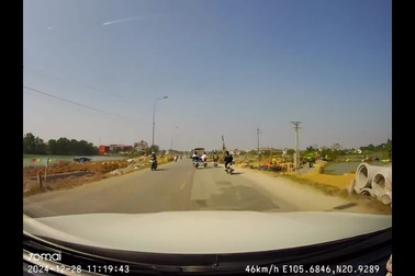 Nhóm thanh niên đầu trần, phóng xe máy lạng lách trên đường đông