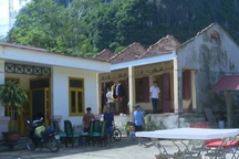 Giông lốc thổi bay mái nhà khu tập thể giáo viên ở Thanh Hóa