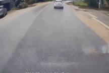 Ô tô con dừng khựng giữa đường, xe tải phanh dúi dụi vẫn đâm