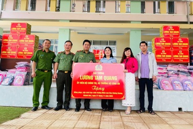 Bộ trưởng Công an tặng quà cho học sinh vùng mưa lũ