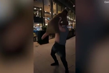 Clip ghi lại cú nhảy "ngượng chín người" gây sốt