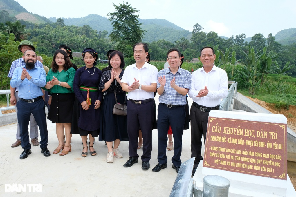 Khánh thành cầu Khuyến học và Dân trí giúp hơn 200 học sinh vượt lũ - 2 Khánh thành cầu Khuyến học và Dân trí giúp hơn 200 học sinh vượt lũ - 2
