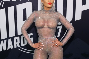 Người mẫu da màu gây sốc với trang phục hở bạo