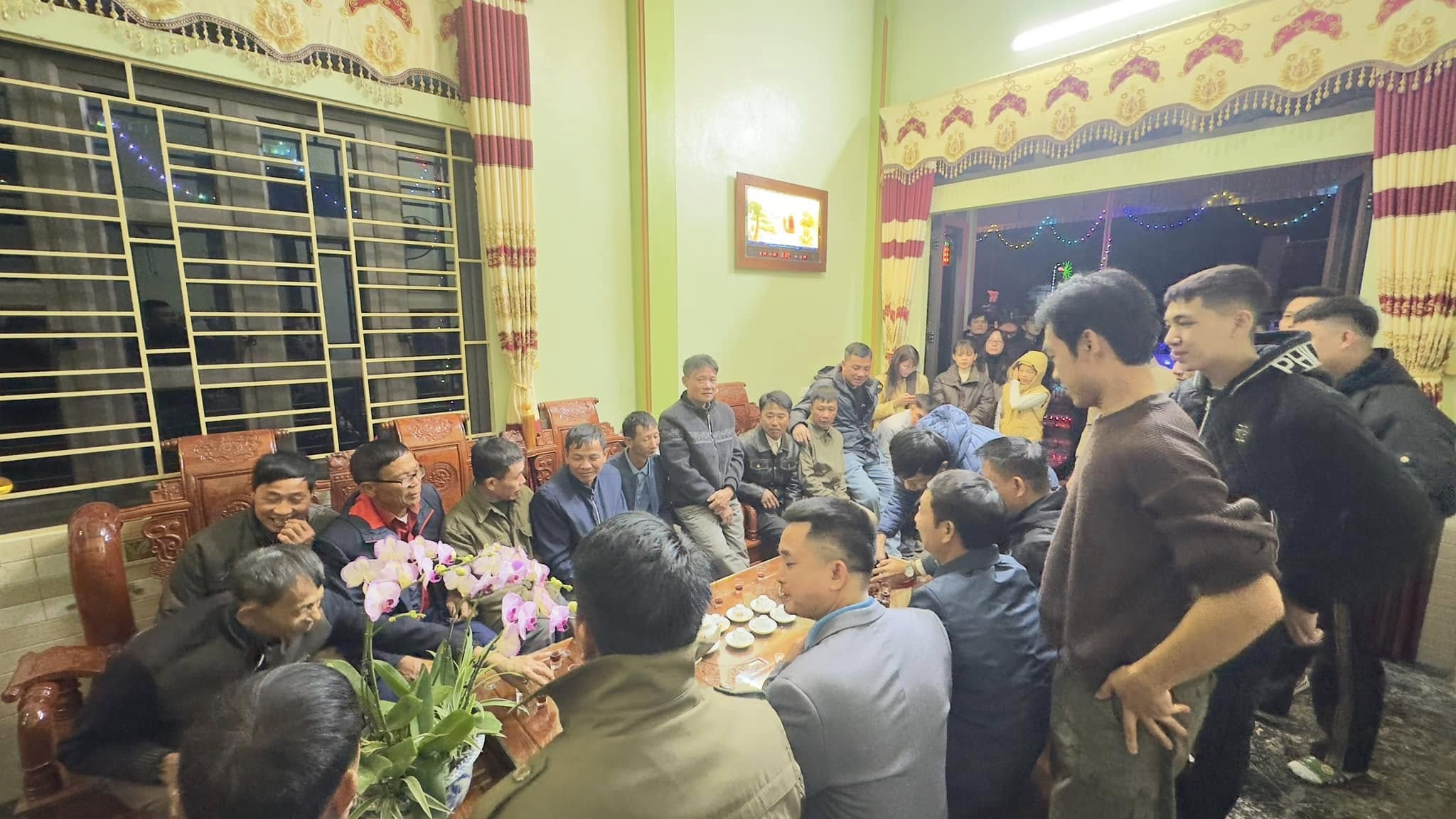 منذ أكثر من 30 عامًا، حافظ الحي على تقليد زيارة كل عائلة لتهنئتهم بالعام الجديد طوال الليل - 2 Xóm hơn 30 năm giữ truyền thống đi chúc Tết từng gia đình suốt đêm - 2
