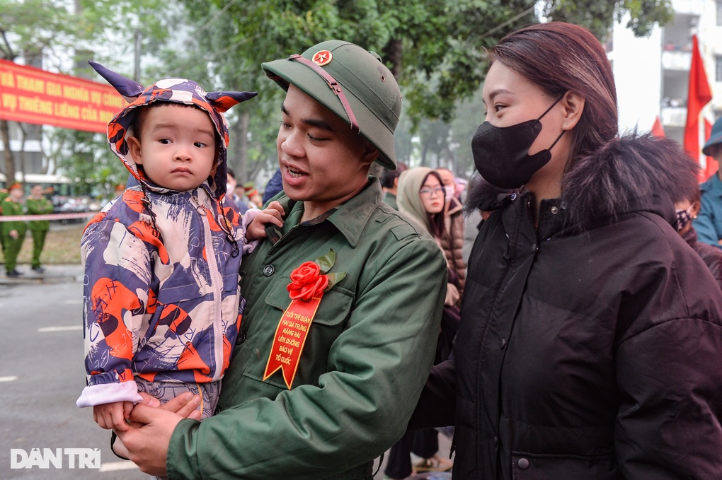 Xúc động cảnh bố dặn dò con, vợ chia tay chồng lên đường nhập ngũ - 5 Xúc động cảnh bố dặn dò con, vợ chia tay chồng lên đường nhập ngũ - 5