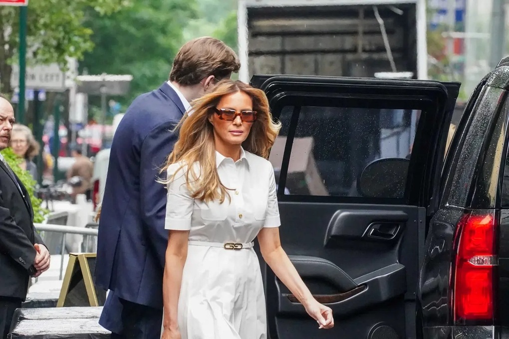 17 tuổi, cậu út Barron Trump đã có thói quen luôn mặc suit khi ra ngoài - 2 17 tuổi, cậu út Barron Trump đã có thói quen luôn mặc suit khi ra ngoài - 2