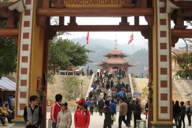 Tấp nập lễ hội đầu xuân