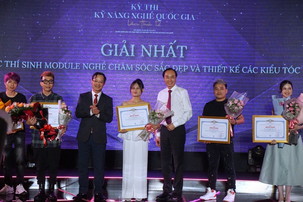 Lộ diện 6 thí sinh giải nhất nghề chăm sóc sắc đẹp và thiết kế kiểu tóc - 1 Lộ diện 6 thí sinh giải nhất nghề chăm sóc sắc đẹp và thiết kế kiểu tóc - 1