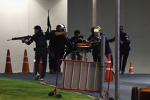 Đấu súng như phim Hollywood tiêu diệt tay súng thảm sát 29 người ở Thái Lan