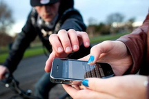 Bị giật điện thoại, thanh niên có cách trả đũa ít ai ngờ