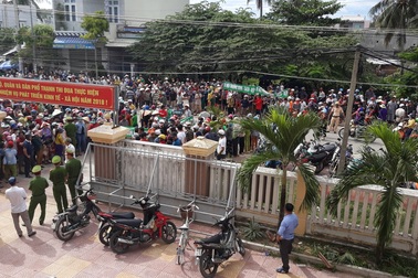 Hàng trăm người "phong tỏa" nhà máy xử lý rác suốt hơn nửa tháng