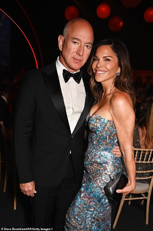 Nữ MC bốc lửa có gì khiến tỷ phủ giàu thứ 3 thế giới Jeff Bezos say mê? - 9