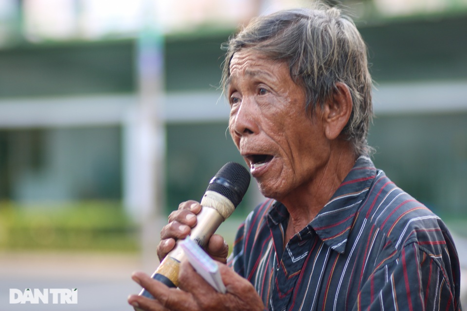 Ông lão 68 tuổi hát rong, bán vé số mưu sinh ở Sài Gòn - 6 Ông lão 68 tuổi hát rong, bán vé số mưu sinh ở Sài Gòn - 6