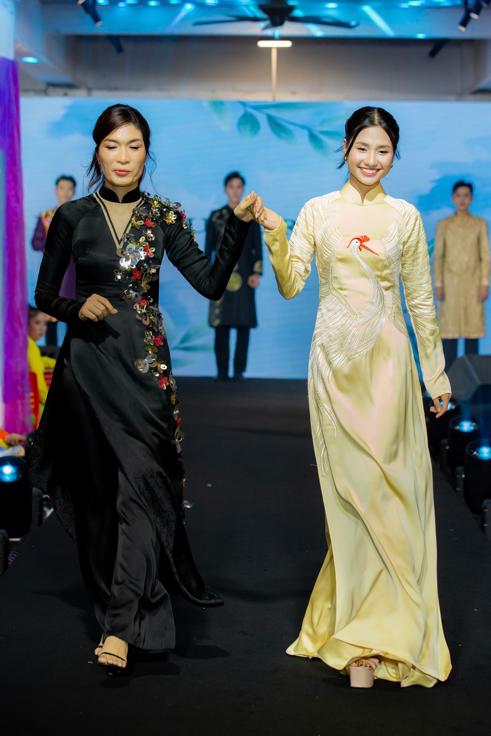 Nguyễn Thanh Hà duyên dáng trình diễn áo dài sau nhiệm kỳ hoa hậu - 2 Nguyễn Thanh Hà duyên dáng trình diễn áo dài sau nhiệm kỳ hoa hậu - 2
