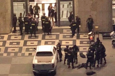 Vụ thanh niên nghi ngáo đá chém người ở cao ốc: Nạn nhân nhắn tin cầu cứu công an