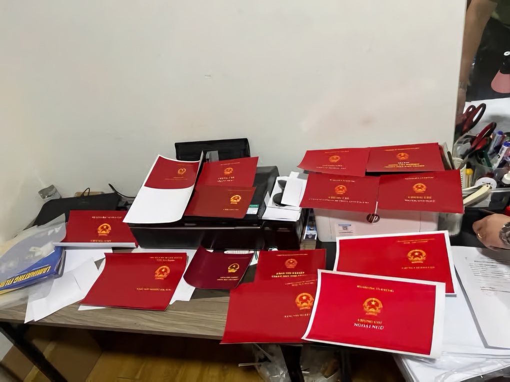 Khởi tố 2 giảng viên đại học trong đường dây 1.500 văn bằng, chứng chỉ giả - 2