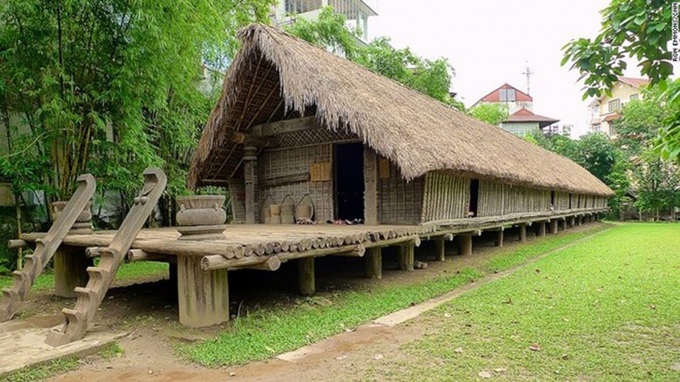 Nhà Dài của người Ê Đê (được dựng lại trong khuôn viên Bảo tàng Dân tộc học VN).