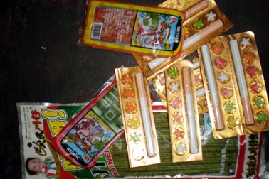 Truy tìm đối tượng tung kẹo lạ khiến 5 học sinh ngộ độc