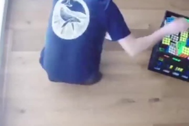 Chàng trai 24 tuổi kiếm hàng ngàn USD nhờ bán tranh từ…khối Rubik!