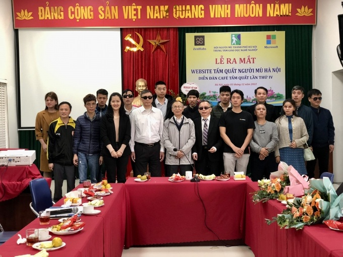 Các đại biểu chụp ảnh lưu niệm tại chương trình..