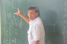 Nghị lực vượt lên số phận của “thầy giáo không bằng cấp”