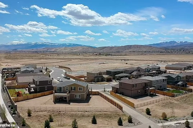 Mua một căn nhà, người phụ nữ bất ngờ nhận được cả khu phố